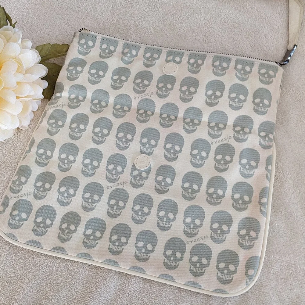 Treesje Fabric Foldover 'Fatal' Clutch w/ Zipper - Picture 10 of 13